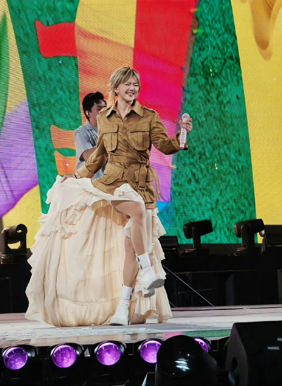 孙燕姿胖了作为资深歌迷真的有必要出来说两句，人家胖碍你啥事儿了？是吃你家饭了，还