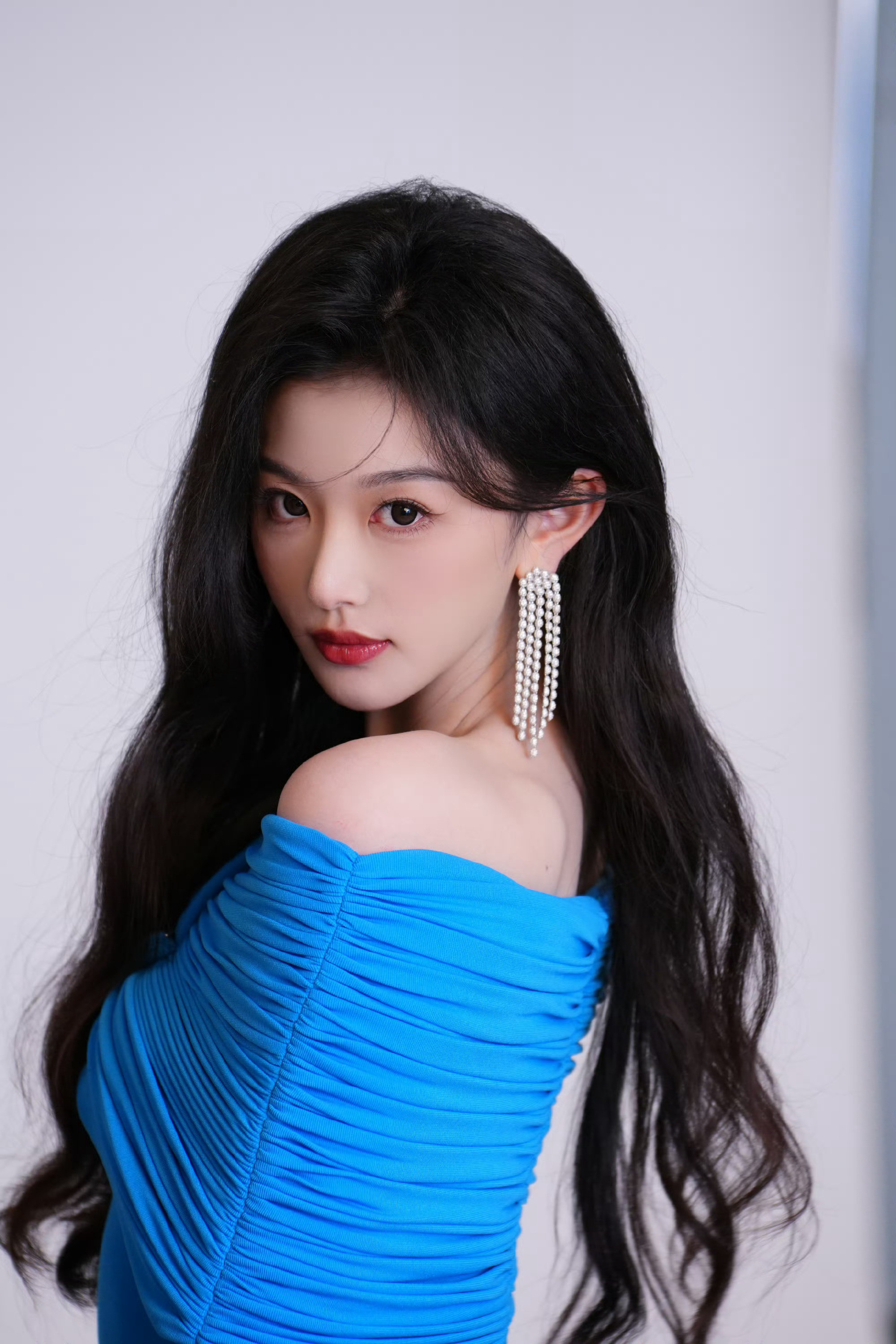 唐毅化的孔雪儿孔雪儿原生姐感妆唐毅老师化的孔雪儿也太美了吧！！🫶一字肩蓝裙➕