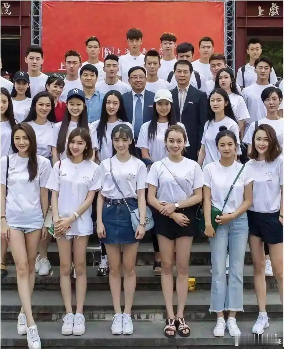 田曦薇是班里唯一一个火起来的，快瞅瞅哪个是她？