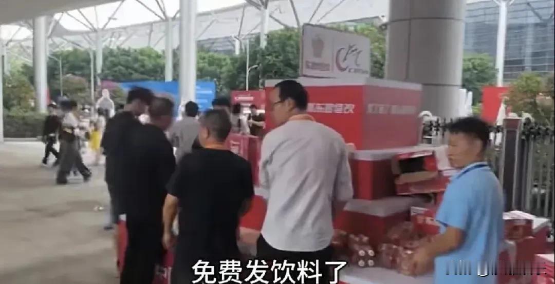 东鹏特饮这格局真不是一般的大！几车饮料直接拉到摩博会免费送，劲酒你学学人家！