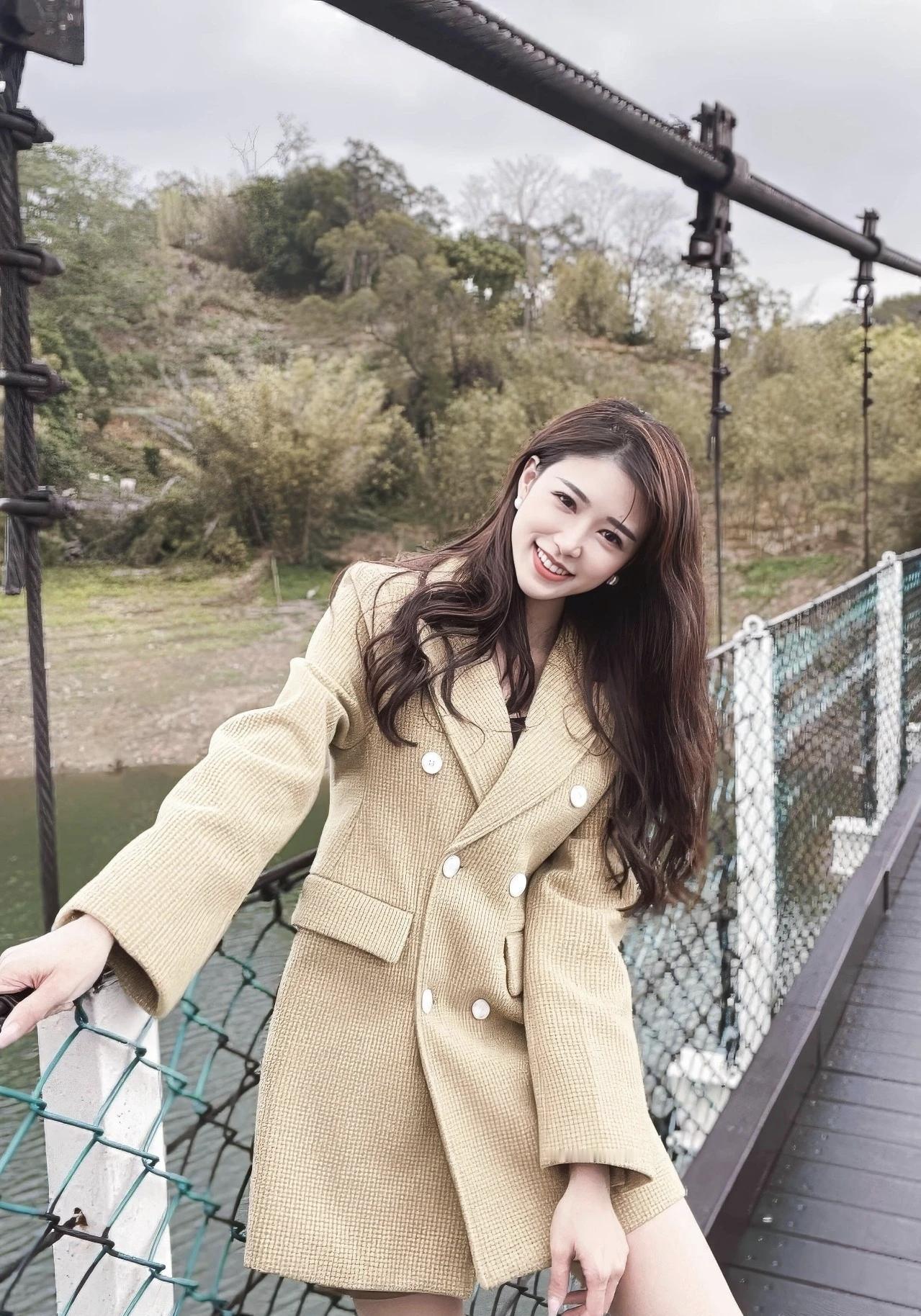 山野的风拂过吊桥，驼色西装的温柔和自然撞个满怀，把松弛感揉进旅途的每一刻～