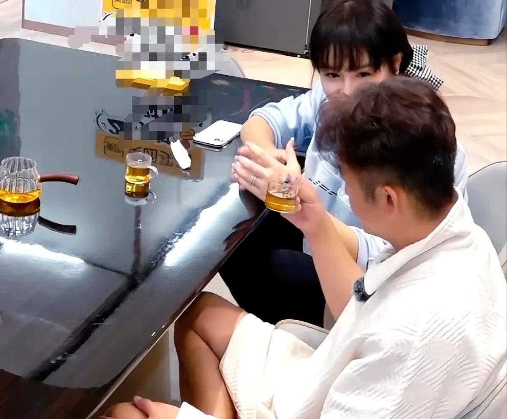 当冉莹颖说把家用、孩子学费和还款打包进一个“家庭基金”时，邹市明回了句“人情账各