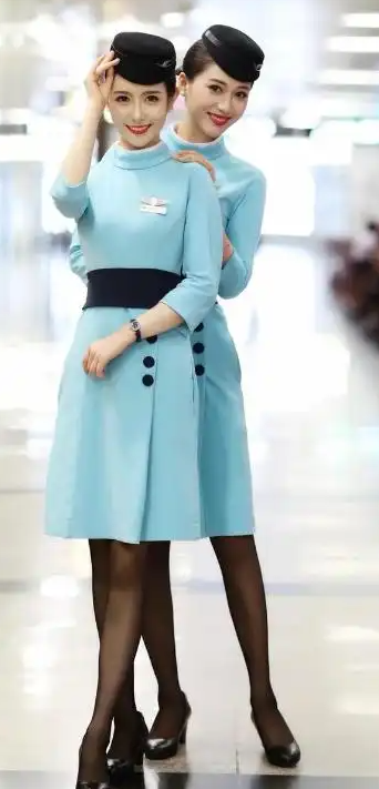 在空姐制服中，为何丝袜总能以其独特的魅力吸引众多目光？