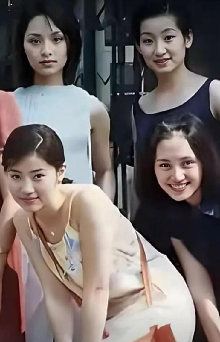 秦海璐、袁泉、张彤这三位当时已是中戏的学生，后排白色衣服的女孩是待考者，大家知道