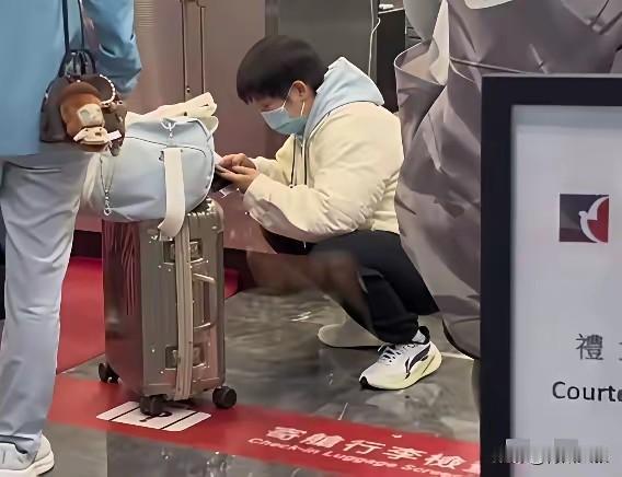 孙颖莎已经坐轮椅了？还打着厚重防护靴？现在自媒体啥都敢说！其实没有！莎莎是