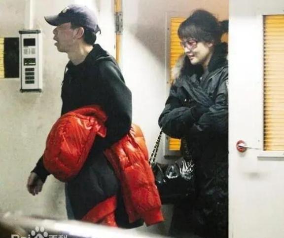 2009年，冯小刚带着大长腿的沈星回自己的公寓，一直待到第二天早上才悄悄地离开，