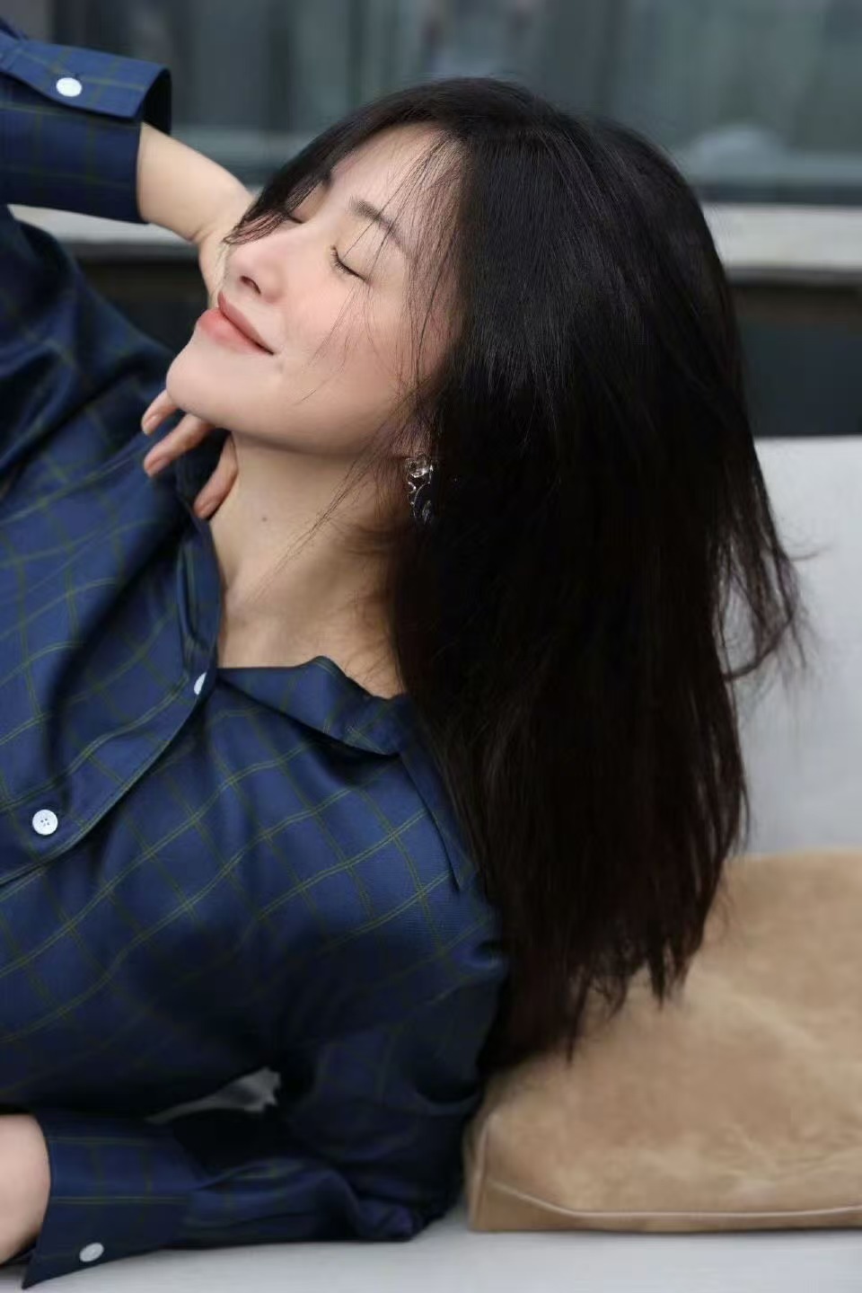 淡颜朱珠朱珠这张脸，淡是淡，但辨识度高得很。不靠浓妆也能让人挪不开眼，温柔中藏