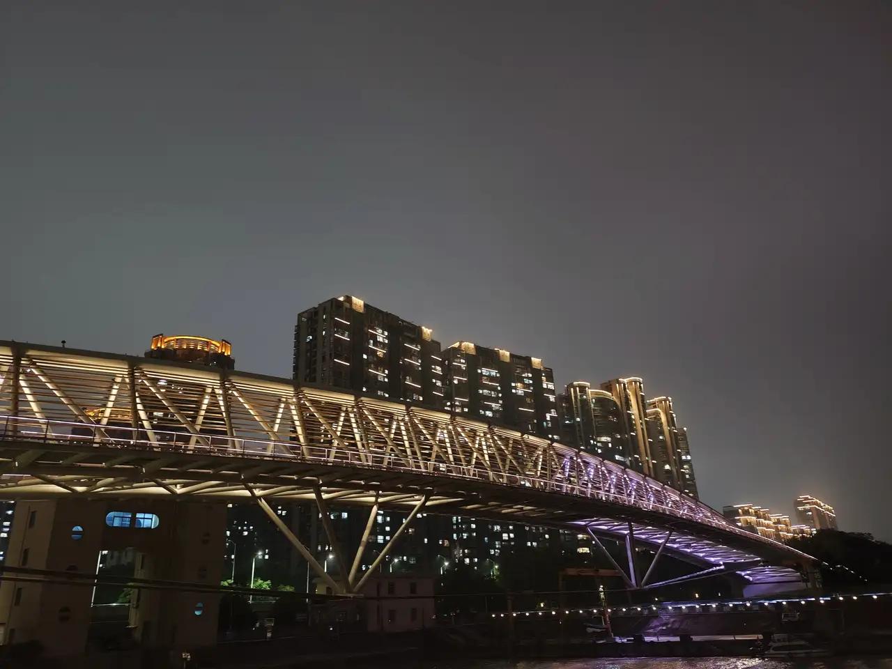 早上起来漫步来到钱塘江边，虽然没有看到日出，但是欣赏了韩美林大师设计的雕塑——钱