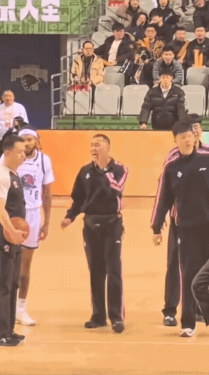 这个是我们山东男篮的哪位？因为不能打裁判，只能是面对裁判不断打自己耳光，这也是够