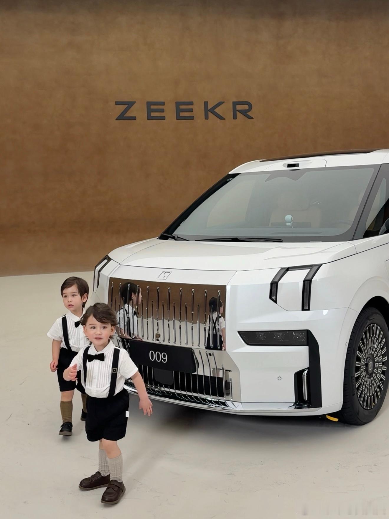 极氪这次真的放大招了！官宣北京车展要发焕新009豪华7座版，直接把豪华MPV卷到