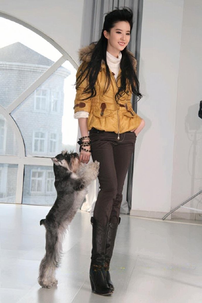 刘亦菲早期和狗狗合影，简直就是治愈系的天花板啊