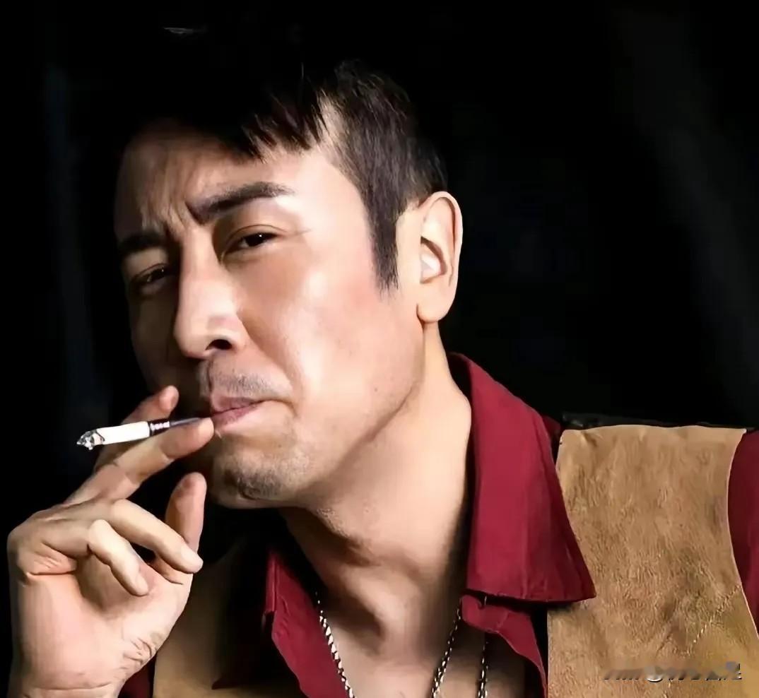 于和伟火了后，直接甩出几千万，给8个哥哥姐姐一人安排一套房。三哥推辞，直说太多。