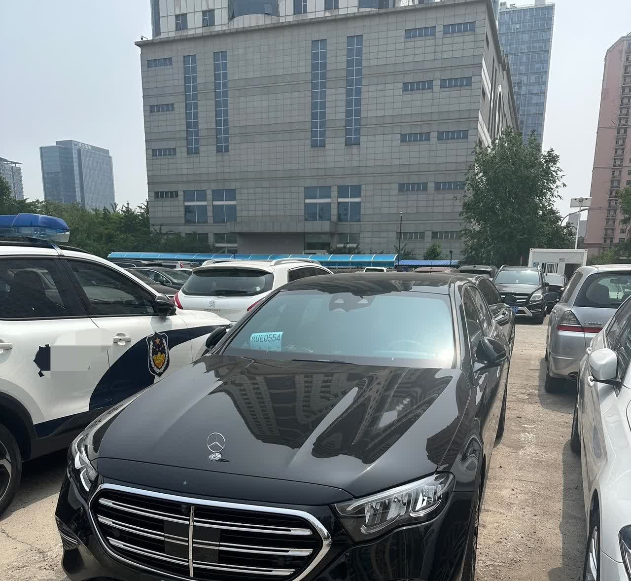 我觉得，50万以内，没有比奔驰E级，更好看很耐看更有豪华品位的轿车了。