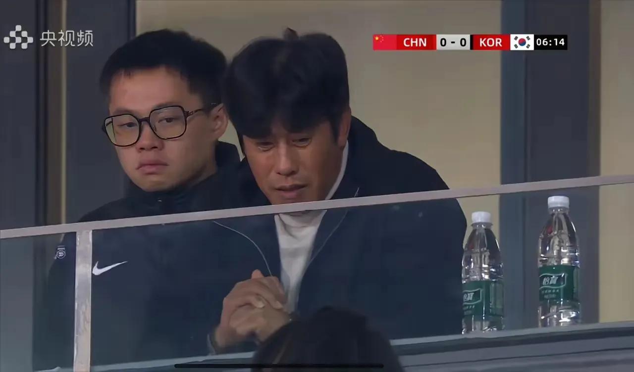 不但邵佳一去现场考察队员，成都蓉城主帅徐正源也去现场观看中韩大战了，大概率是去考