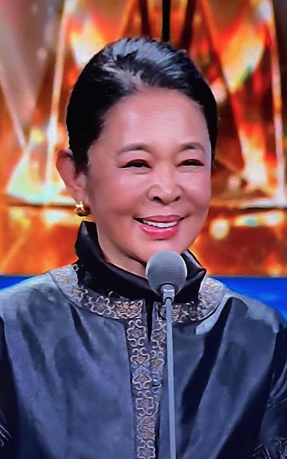 飞天奖那晚的镜头扫过去，我盯着屏幕愣了好几秒。心里就一个念头：这还是当年那个站