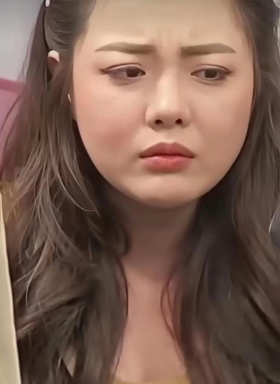 蛋蛋icon昨晚直播突然把美颜全关了，素颜出镜，在线人数从八十万掉到三十万。皮