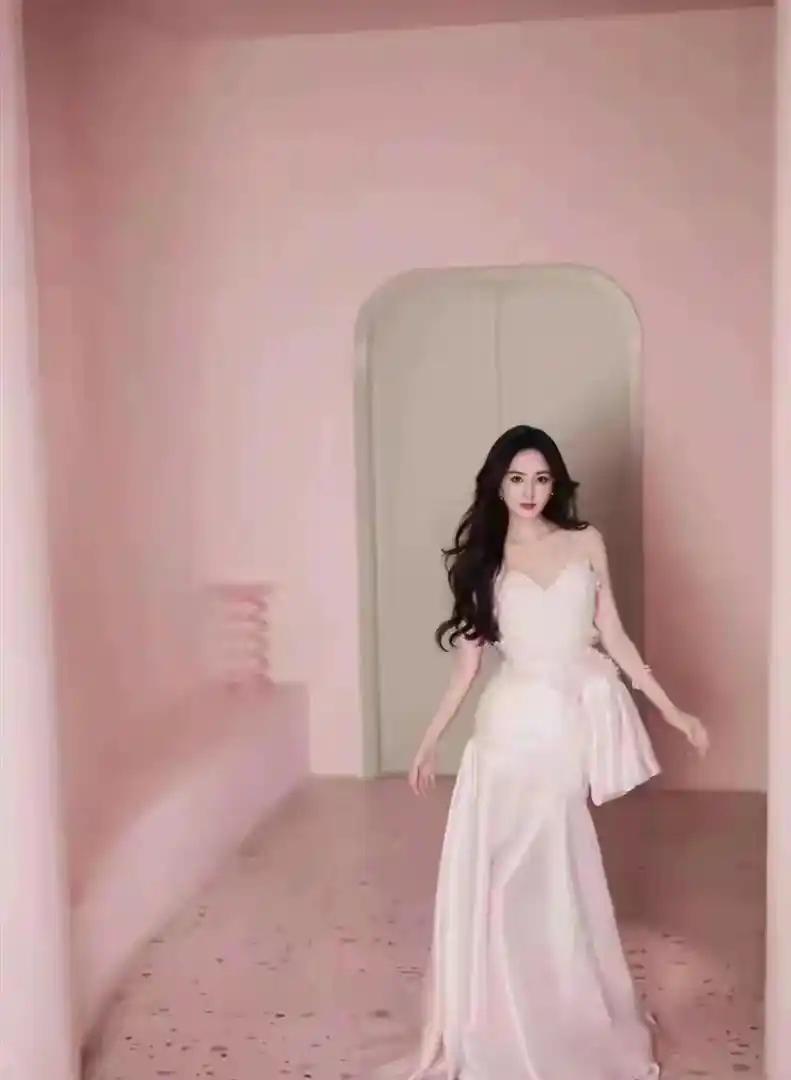 杨幂出现在了2026年3月8日三亚的一场品牌活动上。她穿了一条香槟色的鎏金抹胸