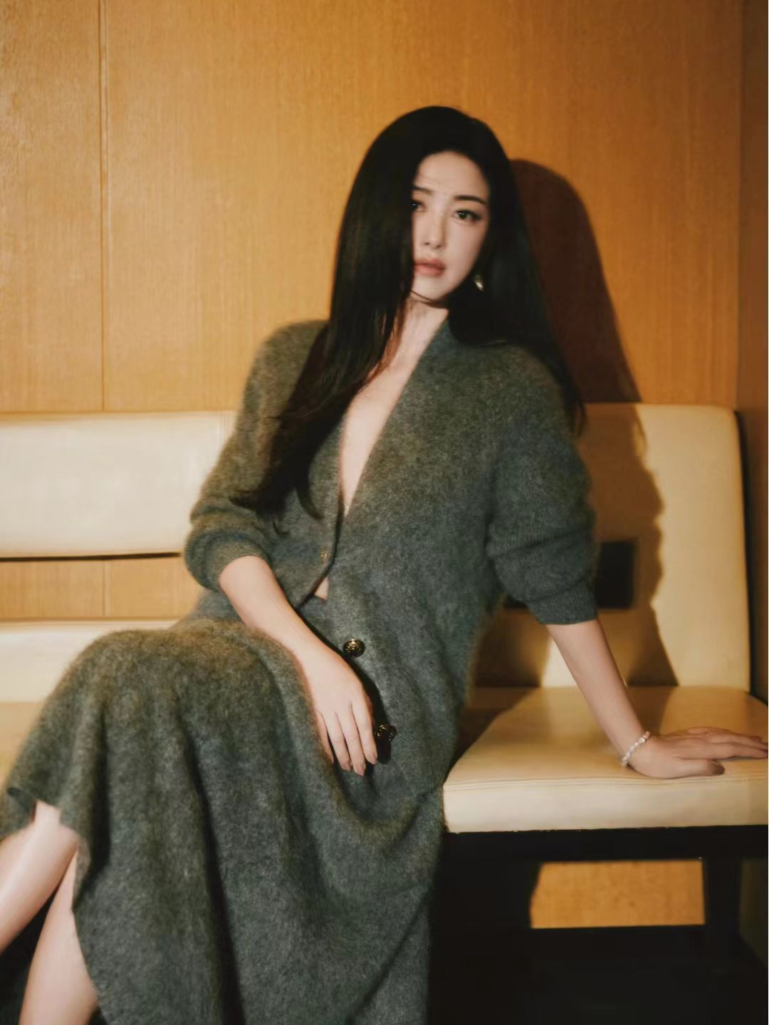 朱珠好绝的妈咪气质绝了！这是什么内娱独一份的妈咪气质啊~面对采访突发状况温和从容