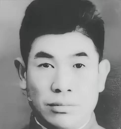 1949年，国军军长高吉人重伤被俘，住院时，他遇到了部下，悄悄对他说：“粪坑水位