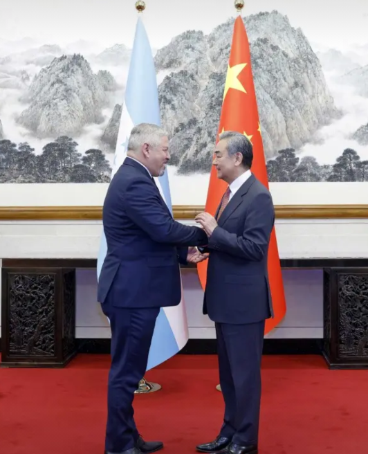 中国和洪都拉斯谈妥了5月14日，外交部长王毅在北京会见洪都拉斯外长雷纳。中方