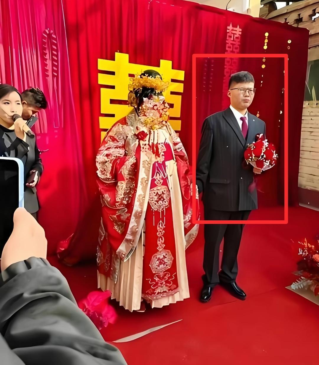 大衣哥女婿结婚全程黑脸不是因为不喜欢也不是因为不开心，而是真心的守护，大衣