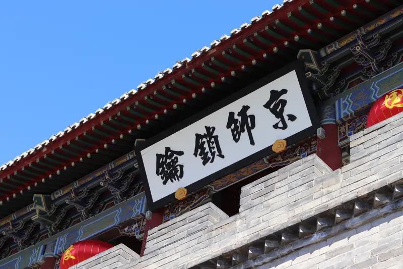 古代战场尸横遍野，收尸并非简单掩埋，而是有明确分工：己方尸体由军队就地火化或送归