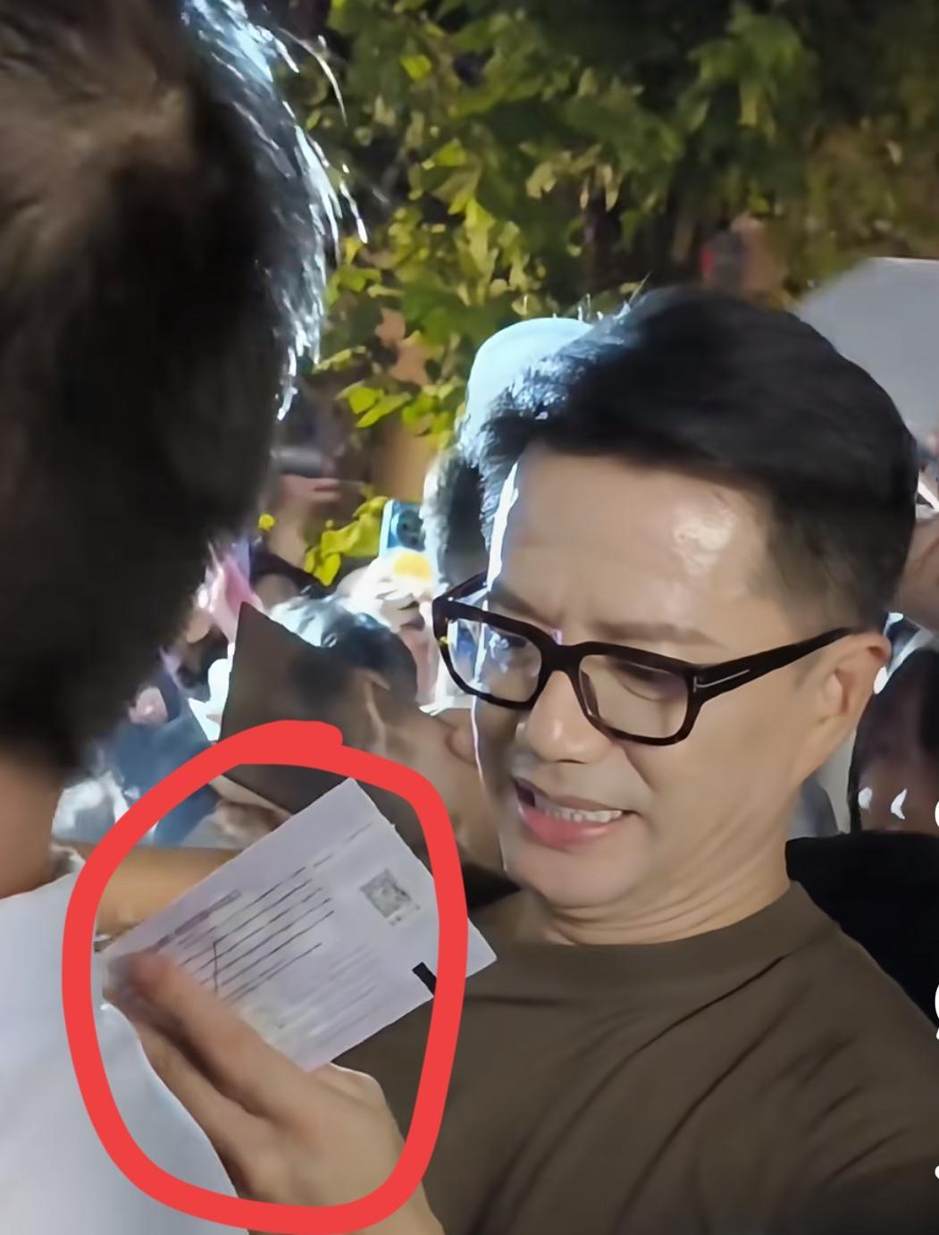 听我表哥说，他亲眼见过段奕宏，有句大实话得讲，说段奕宏跟电视上差距太大了。