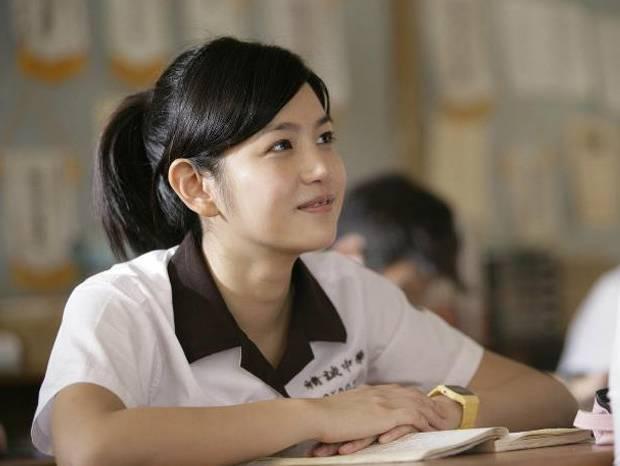 直播里陈妍希聊起愿意尝试双女主剧本时，眼睛依然亮亮的。有人说她“老了还是沈佳宜”