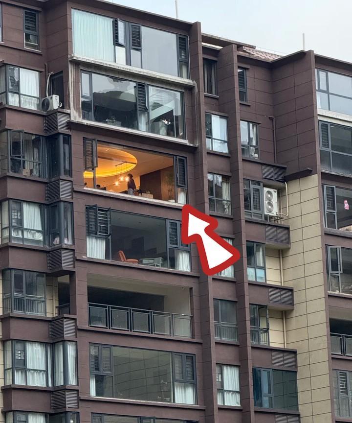 这应该是我们小区，最霸气的邻居😡😡封窗就是一大块玻璃装修吊顶也是