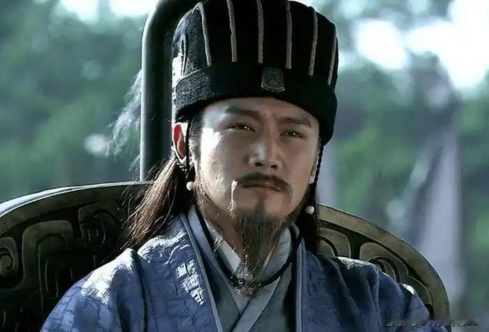 三国演义里，诸葛亮明明双腿正常，别人都是骑马，为什么他偏爱坐车呢？三国里最会