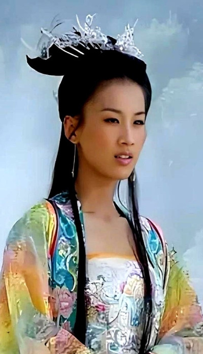 黄圣依妈妈说，我此生的遗憾，不是没有教育好女儿，也不是在她困难时没有拉她一把，而