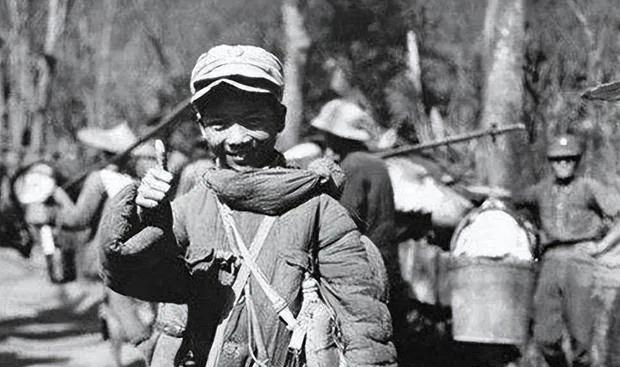 1936年，土匪要枪毙一个12岁的小红军。突然，小红军说：“你们还是用刀砍死我吧