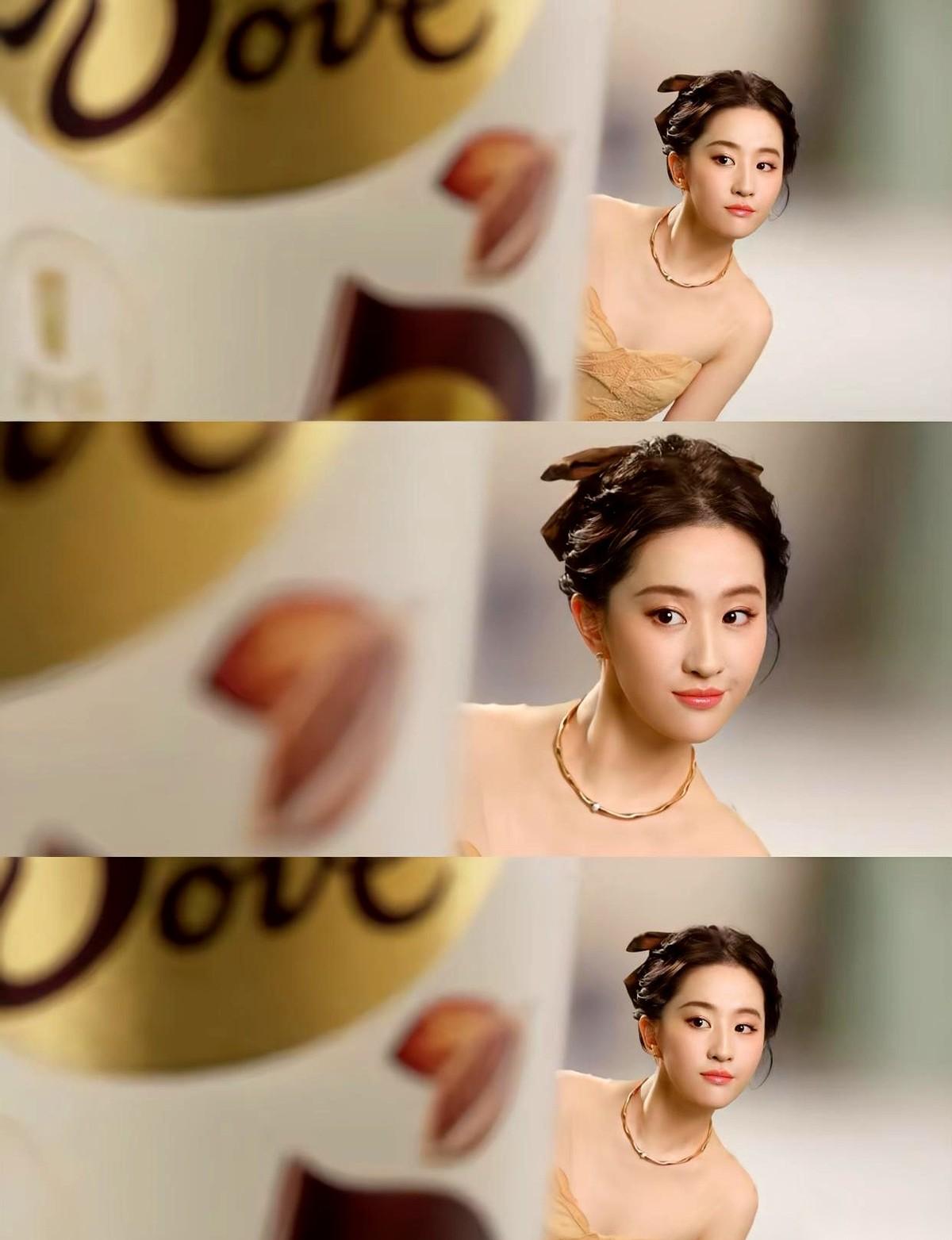 我跟你讲，德芙这次的广告策划，估计正在连夜开会反思人生。费了老鼻子劲，把巧克力