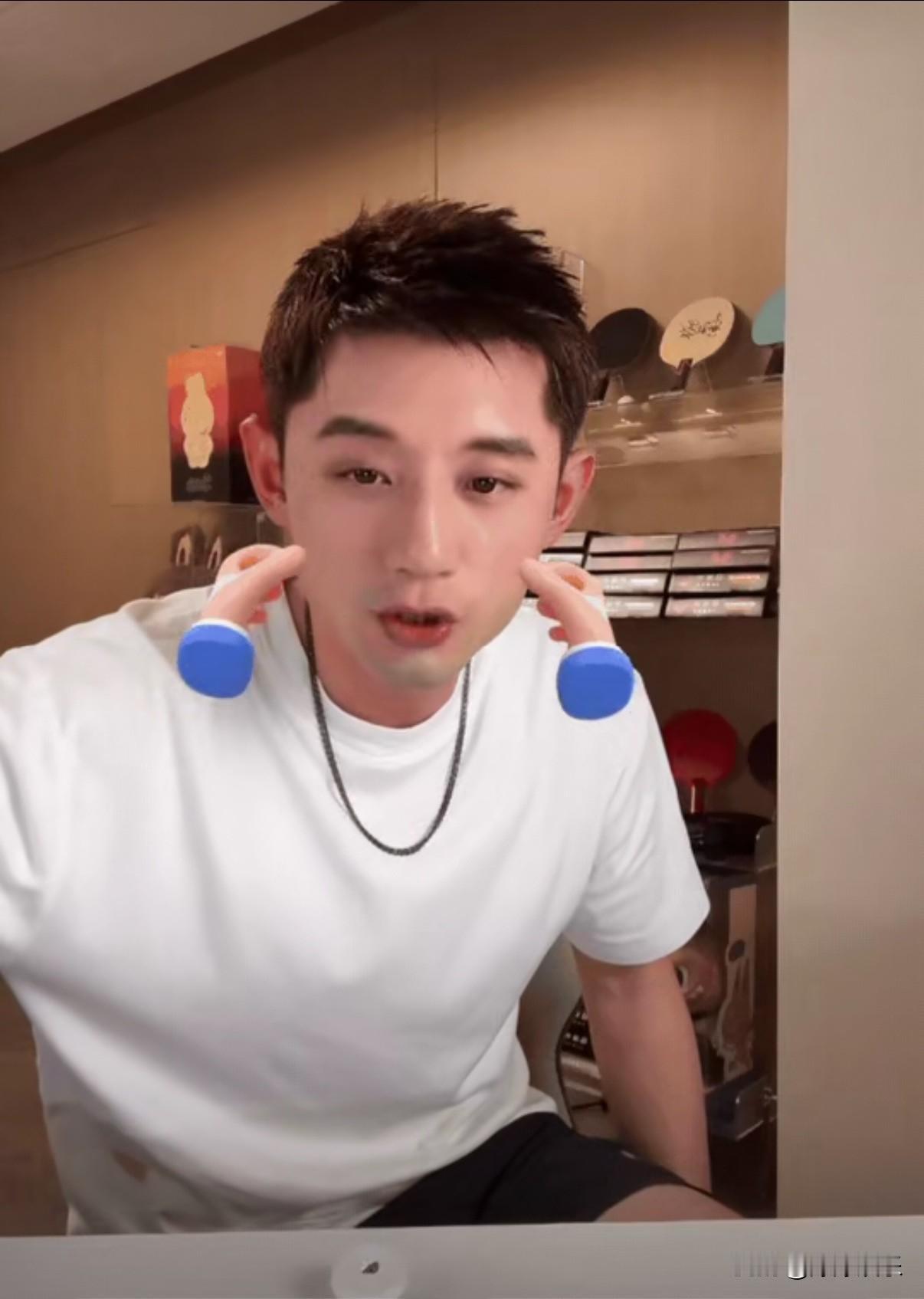 张继科直播间的一段回答太真实了！有球迷问他和樊振东对战胜率多少他直言：打1分