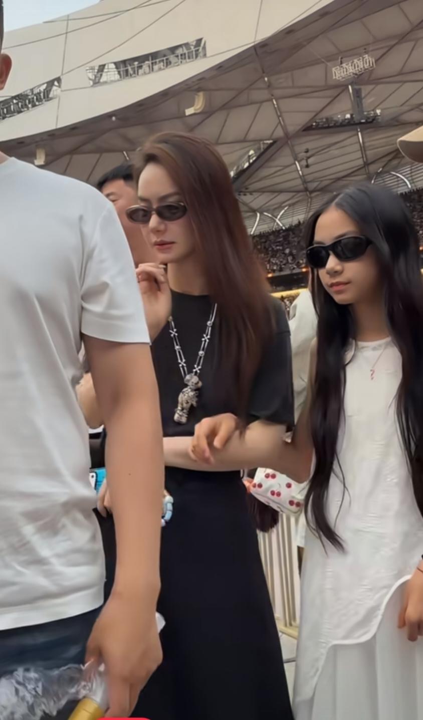 11岁lucky长相说不上惊艳，但是在人群中确实很抢眼，能让人一眼就看到她，感觉