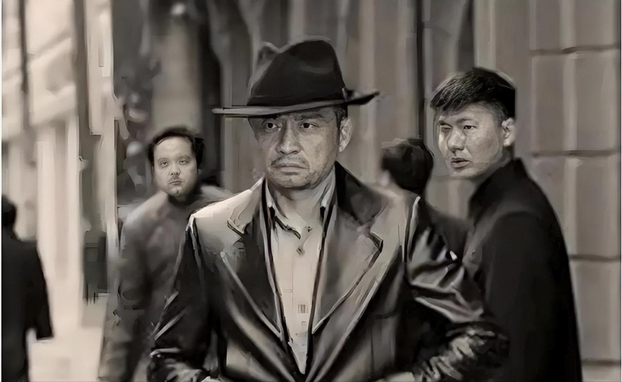 1942年，汪伪76号特务马啸天去抄头号杀手吴世宝的家，吴妻把宝箱送上，还请特务