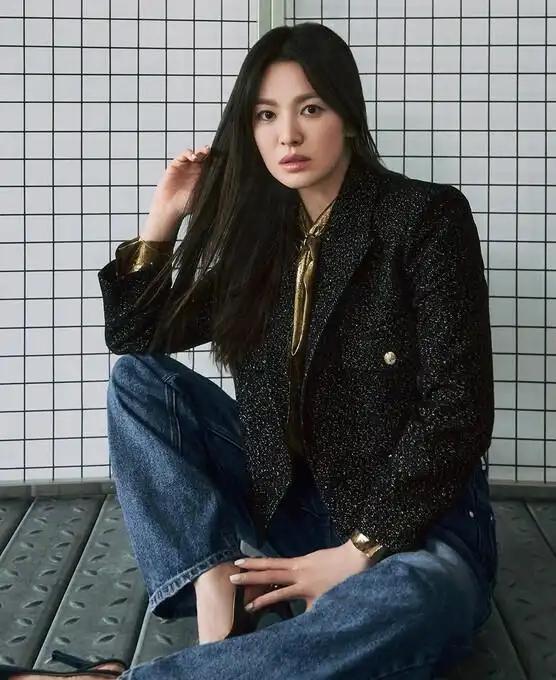 宋慧乔挑选的西装，以黑色为主色调，其上增添鎏金亮片加以点缀，刹那间凸显出高级感，