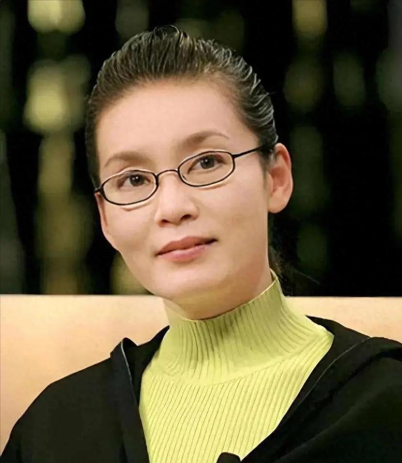 潘虹缓缓说道：“如今我已步入古稀之年，72岁的我每日还要在凌晨三四点便需从睡梦中