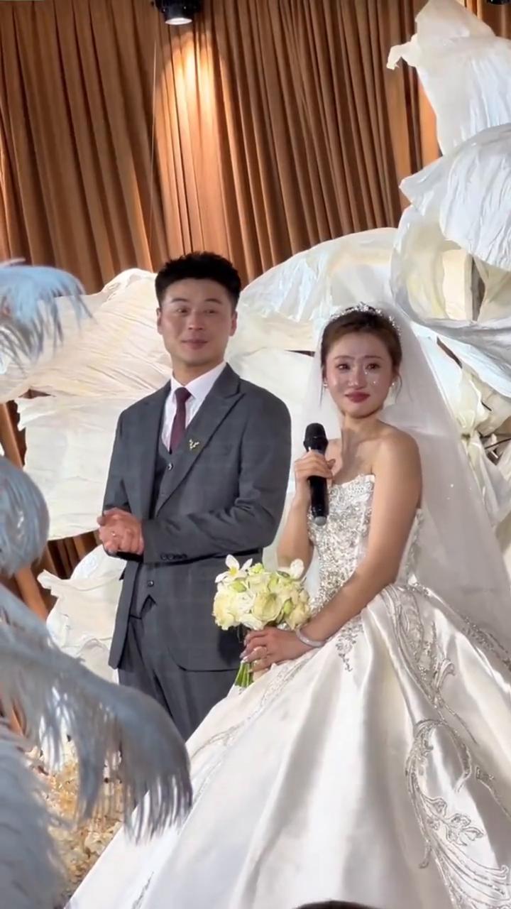 婚礼上的手捧花，新娘送给最好的闺蜜，闺蜜的发言感动全场。我的好闺蜜李雨佳。各位