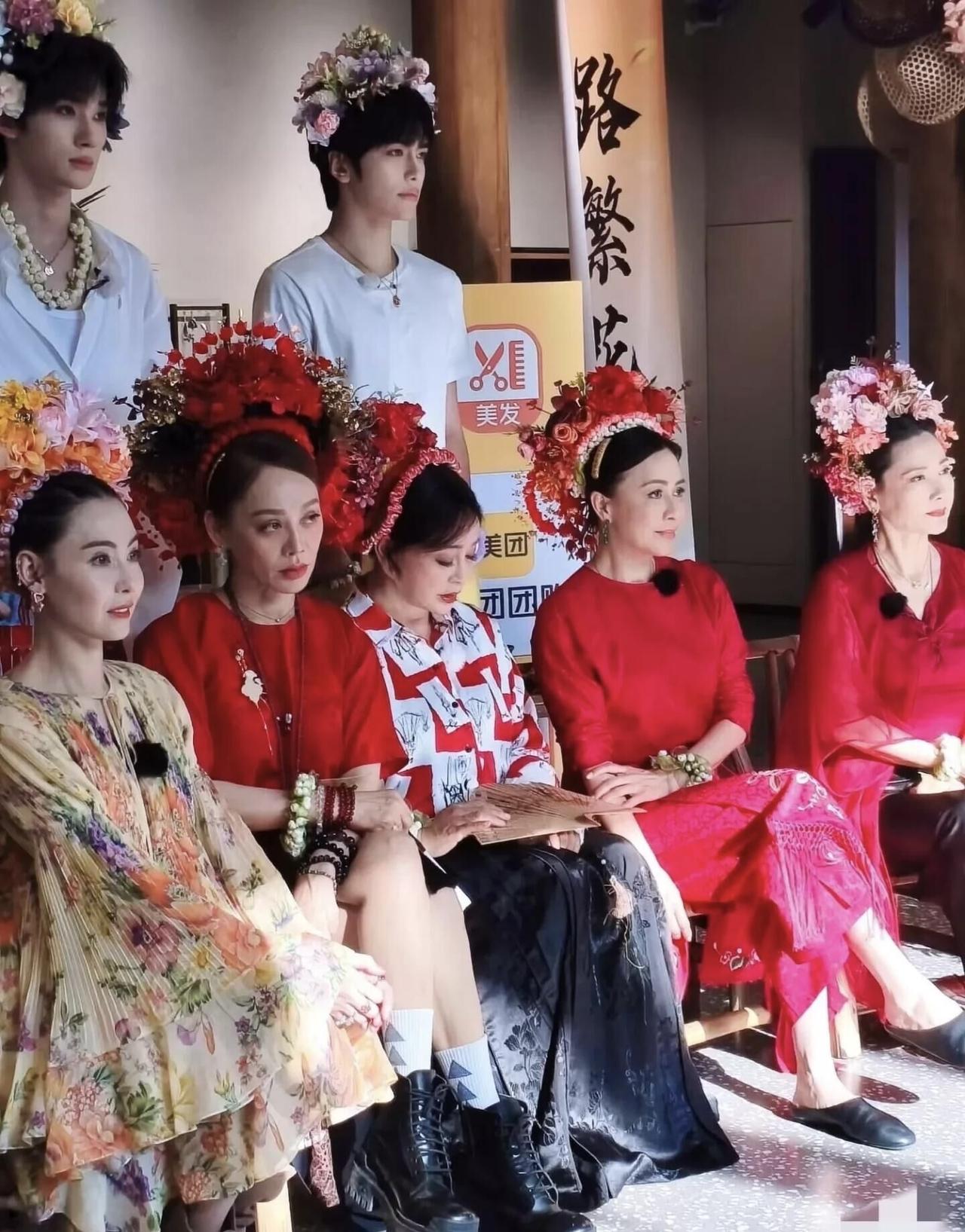 何赛飞、刘嘉玲、张柏芝、宁静、刘晓庆的同框里，颜值最高的是张柏芝，她年轻一些，颜