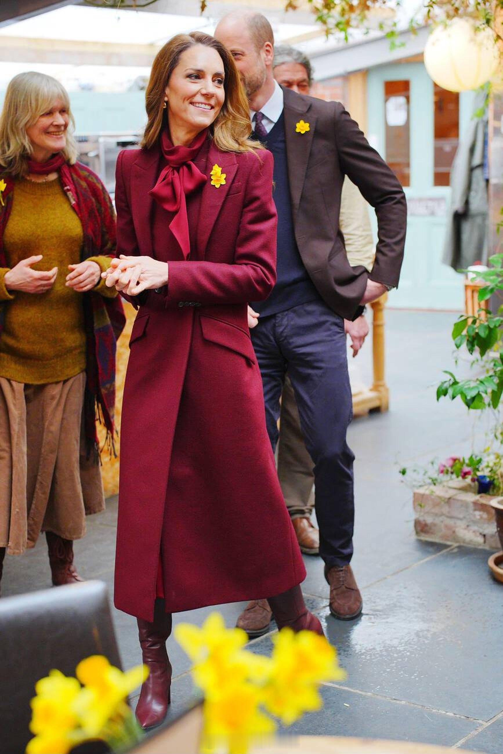 凯特王妃为迎接即将到来的圣大卫日（3月1日），今天威尔士亲王夫妇佩戴水仙花（