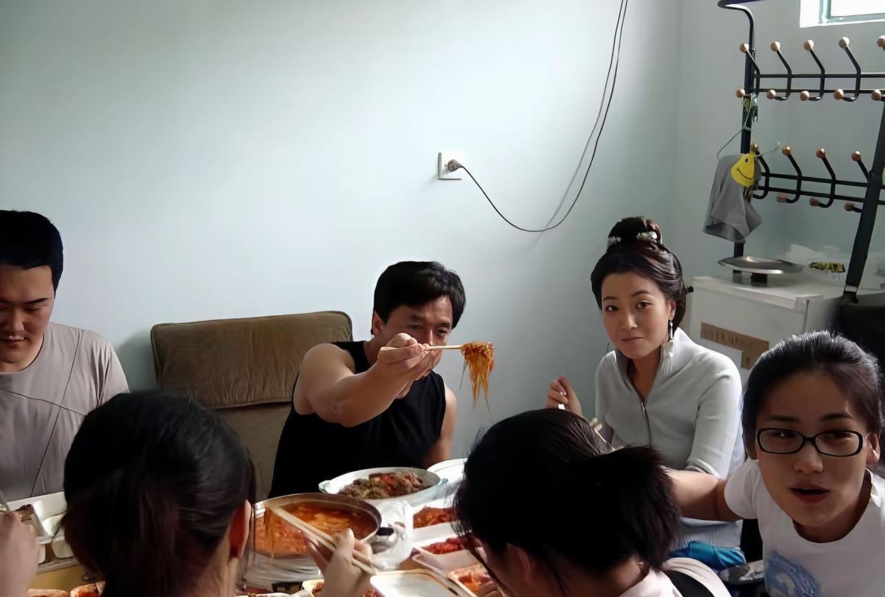 21年前，成龙大哥与金喜善在剧组拍戏的画面。2004年6月29日，电影《神话》