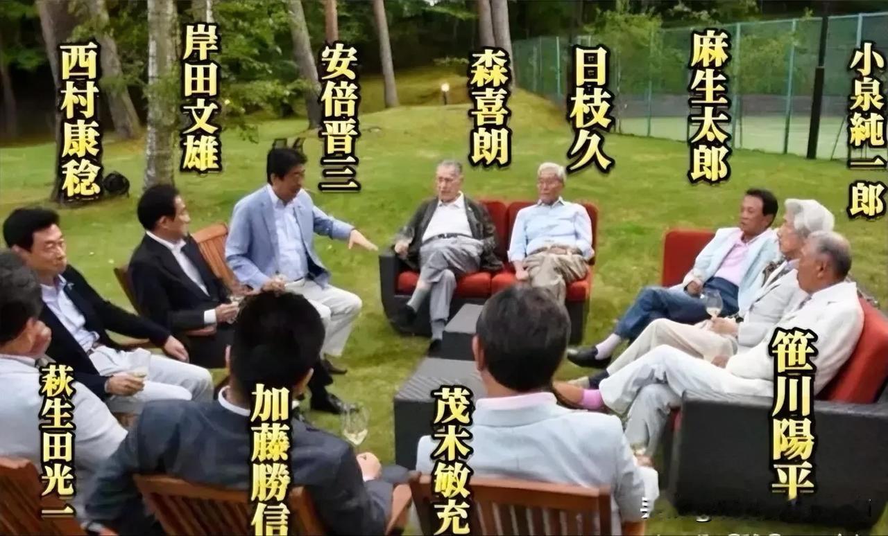 世界其实就是一个大的朋友圈！图上这些人就是一个圈的，你中有我，我中有你，意图长期
