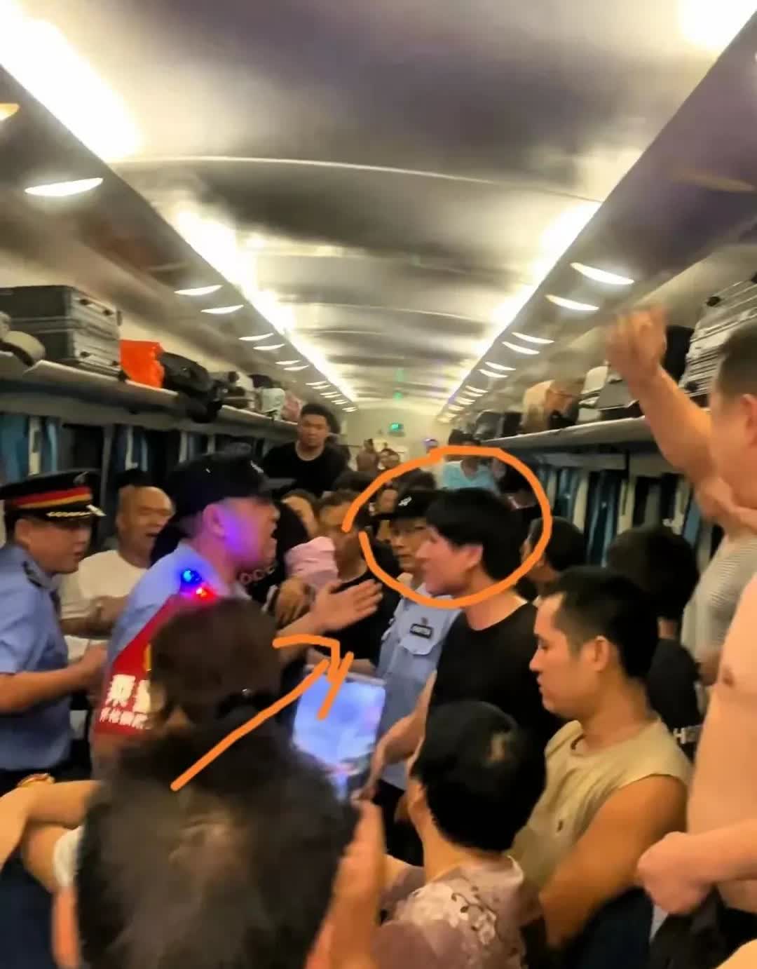 列车事故停滞3小时，车厢突变“蒸笼”乘客怒砸车窗换气“快把人闷死了！”在
