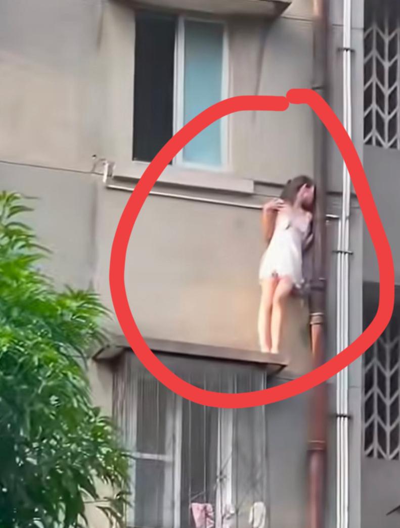 广东江门一妙龄女穿睡衣站在高楼窗沿，因为和男朋友吵架做出过激举动，这行为看得人脊