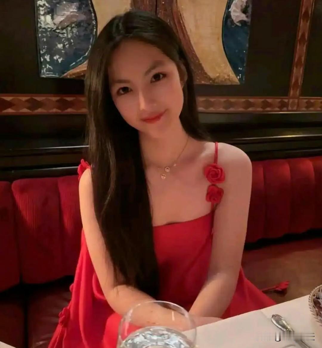 王诗龄晒在英国过年，穿一袭红裙感觉瘦多了！​​​