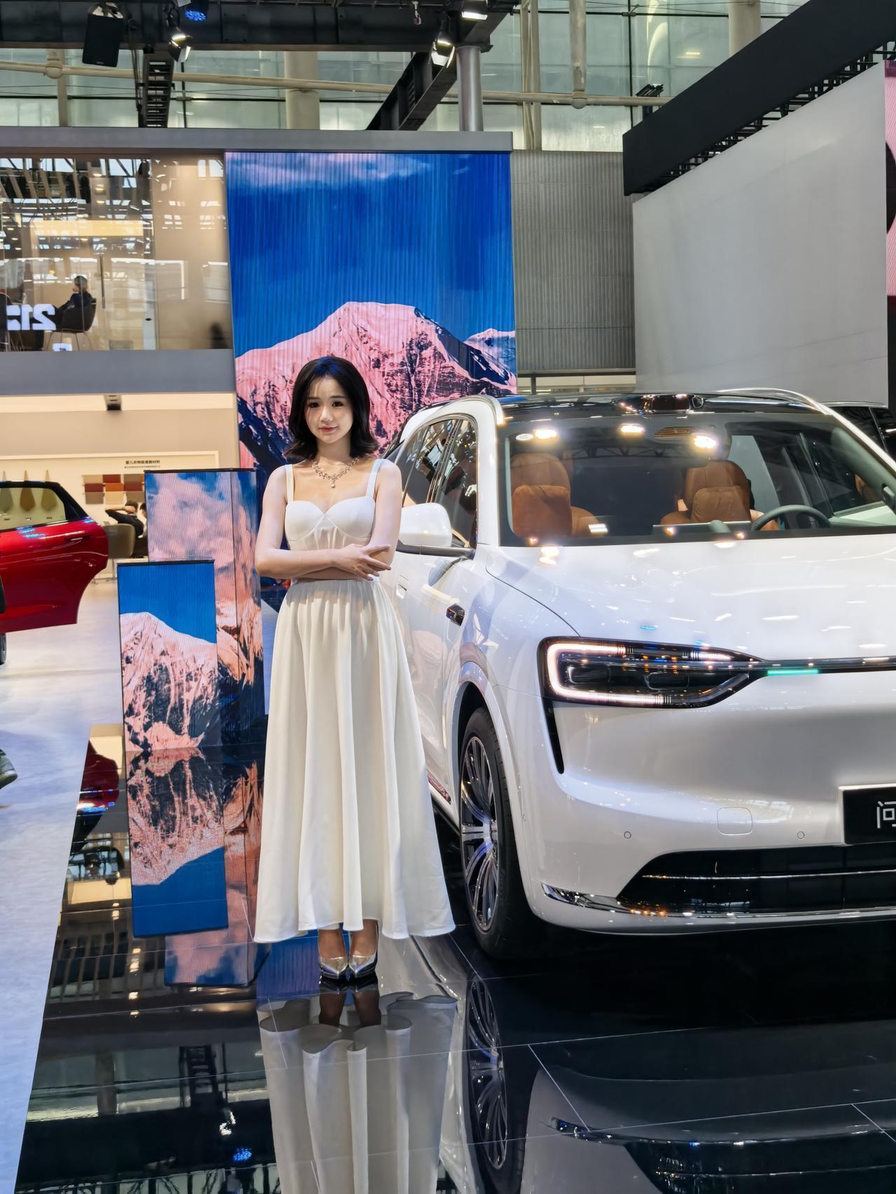 赛力斯问界真是好起来了。本次广州车展问界展区的车模一共6位，是广州车展历史是展出