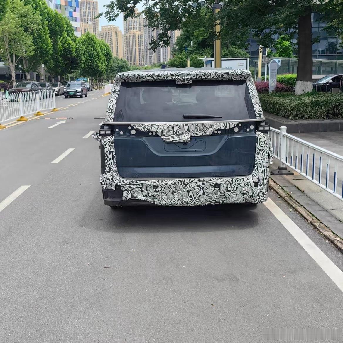 岚图梦想家中改谍照应该就是把泰山的前脸拿过来了需要出个图吗？