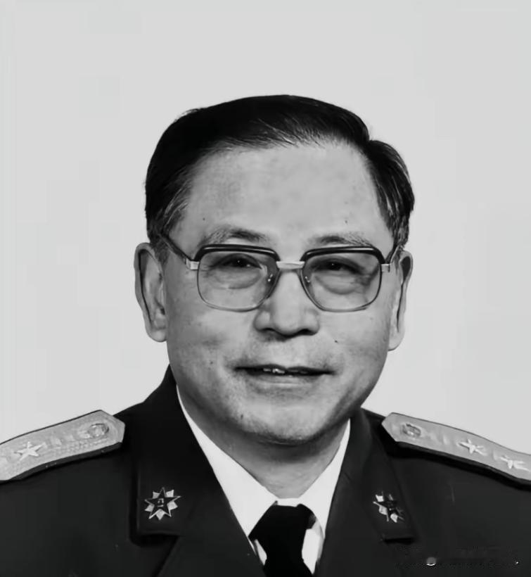 1950年，粟裕正在汇报工作，门突然被撞开。李克农冲进来，声音发颤：“粟裕同志，