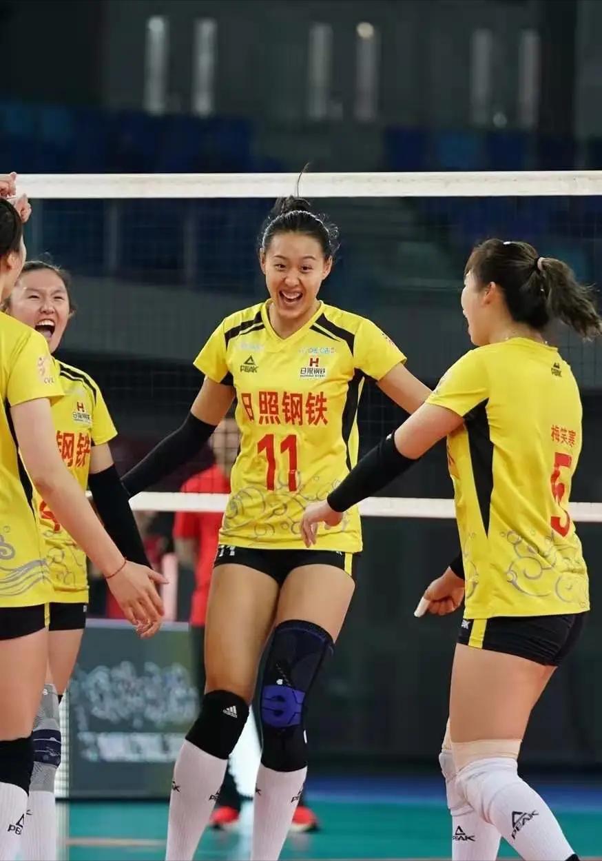 山东女排现在打得真是沉稳，有点戏耍福建的意思。前两局开局6：2、4：0都是落后4